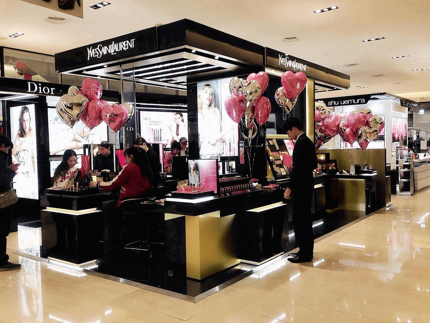 YSL精品專櫃愛心金屬氣球陳列-百貨門市打卡佈置.PNG