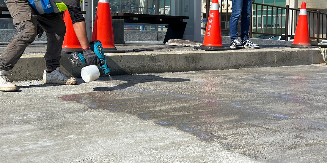 1100x550_IMG_8325 養護藥劑施作.jpg