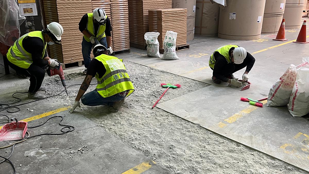 R-1 施工前，損壞區域周圍以垂直切割方式，切至堅實無鬆動的基材邊緣，避免修補邊緣呈斜角剝離。.JPG