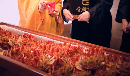 中式禮儀服務-520x305_棺木入殮 複本.jpg