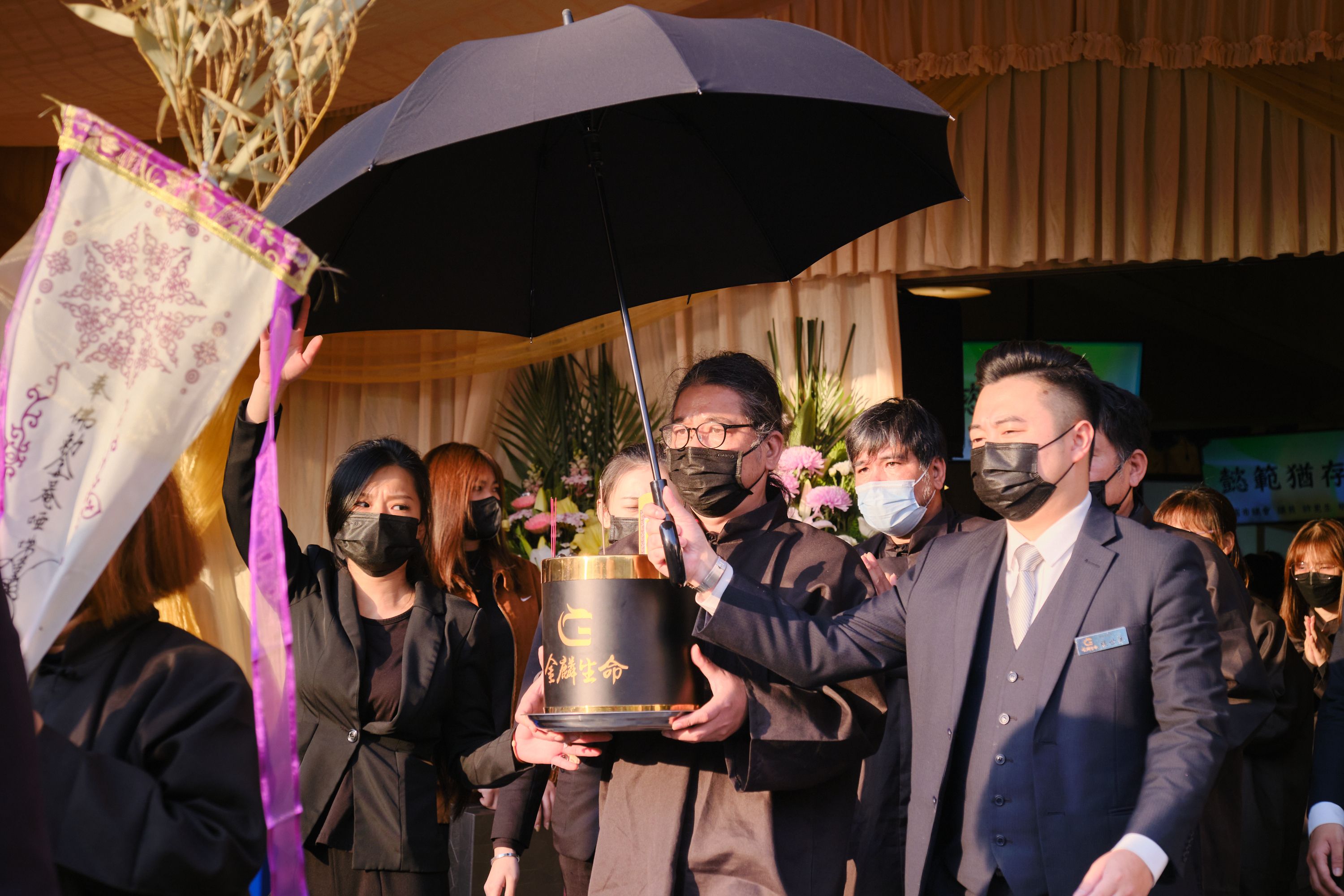 禮儀師引導家屬的專業溫馨畫面.jpg