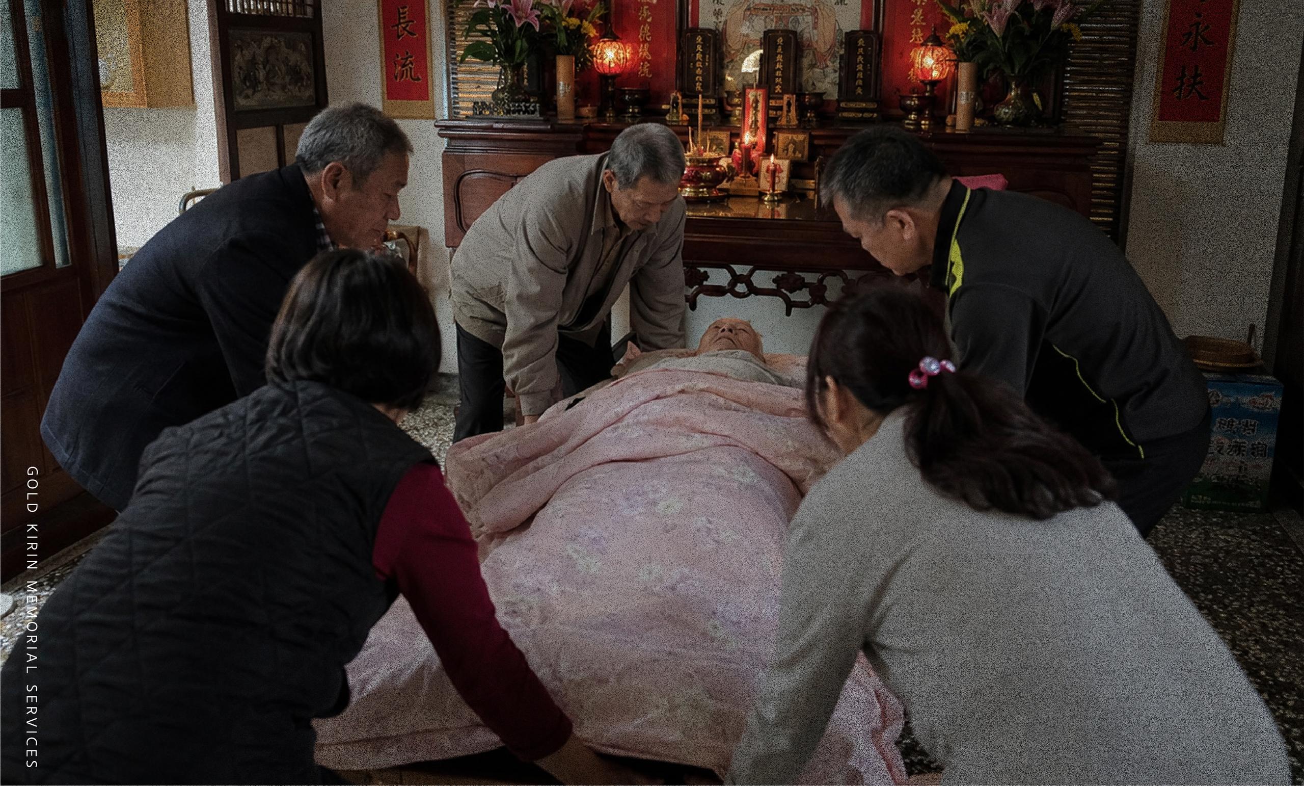 金麟生命臨終習俗指南:家屬在神明廳前進行傳統徙鋪儀式,引導長輩壽終正寢