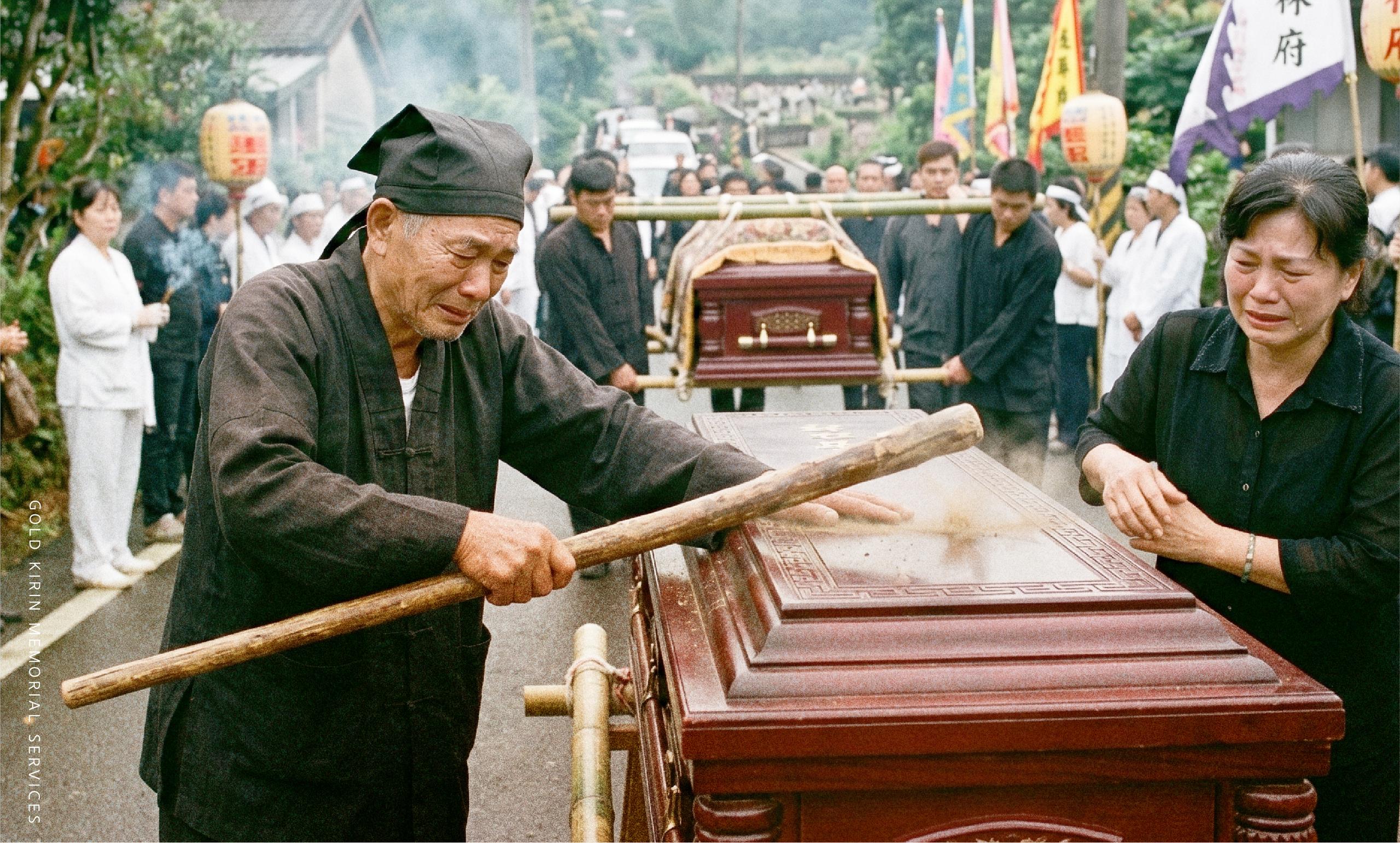 老父親含淚杖棺,淺談父母不能送子女出殯的傳統民俗