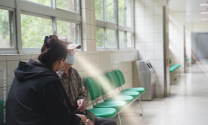 家屬情緒崩潰、無法決定時怎麼辦?殯葬危機陪伴實務說明-家人在病房外手足無措.jpg